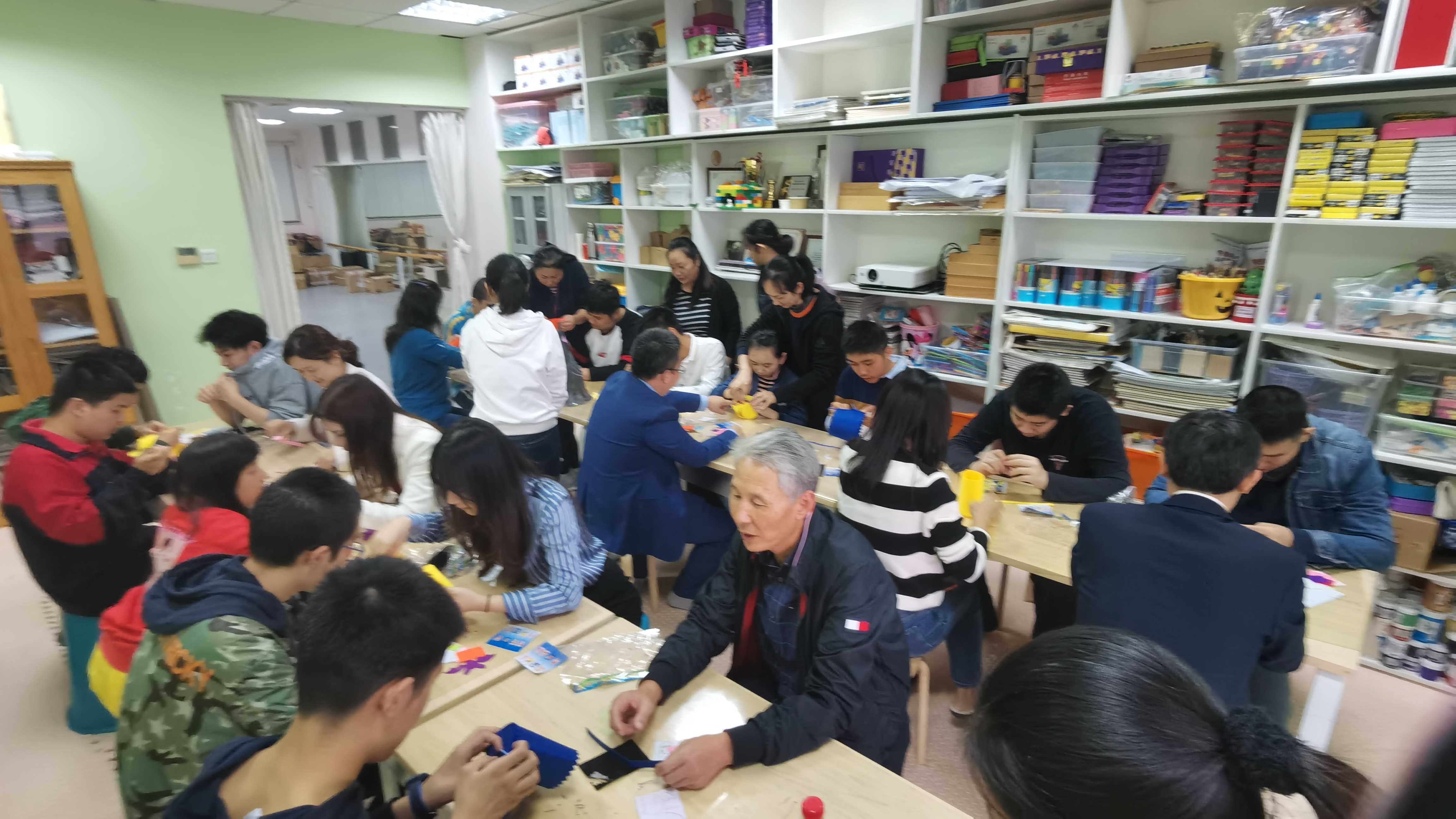 陪伴做手工1.jpg 陪伴做手工1.jpg