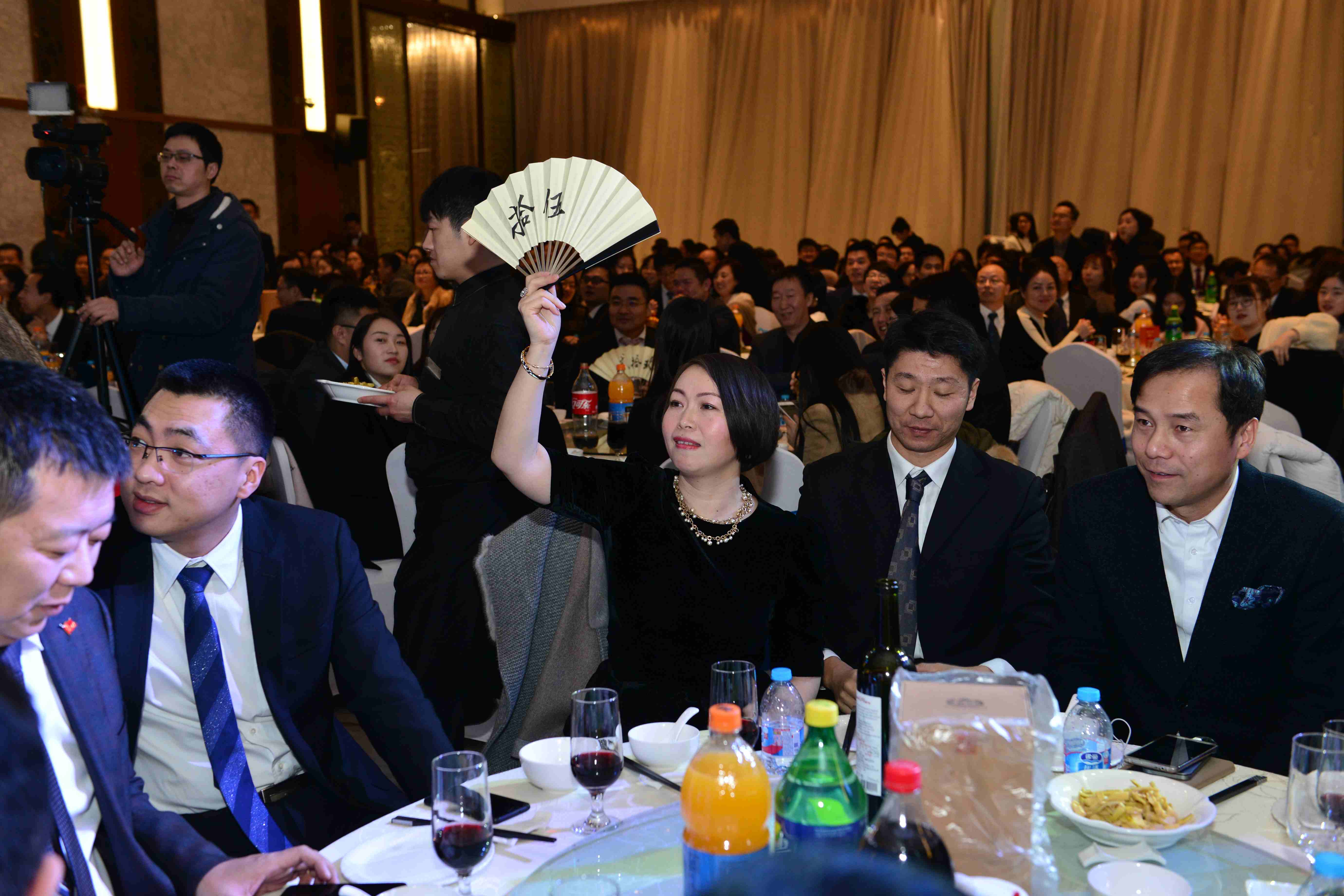 海华永泰慈善晚宴竞拍现场.JPG 海华永泰慈善晚宴竞拍现场.JPG